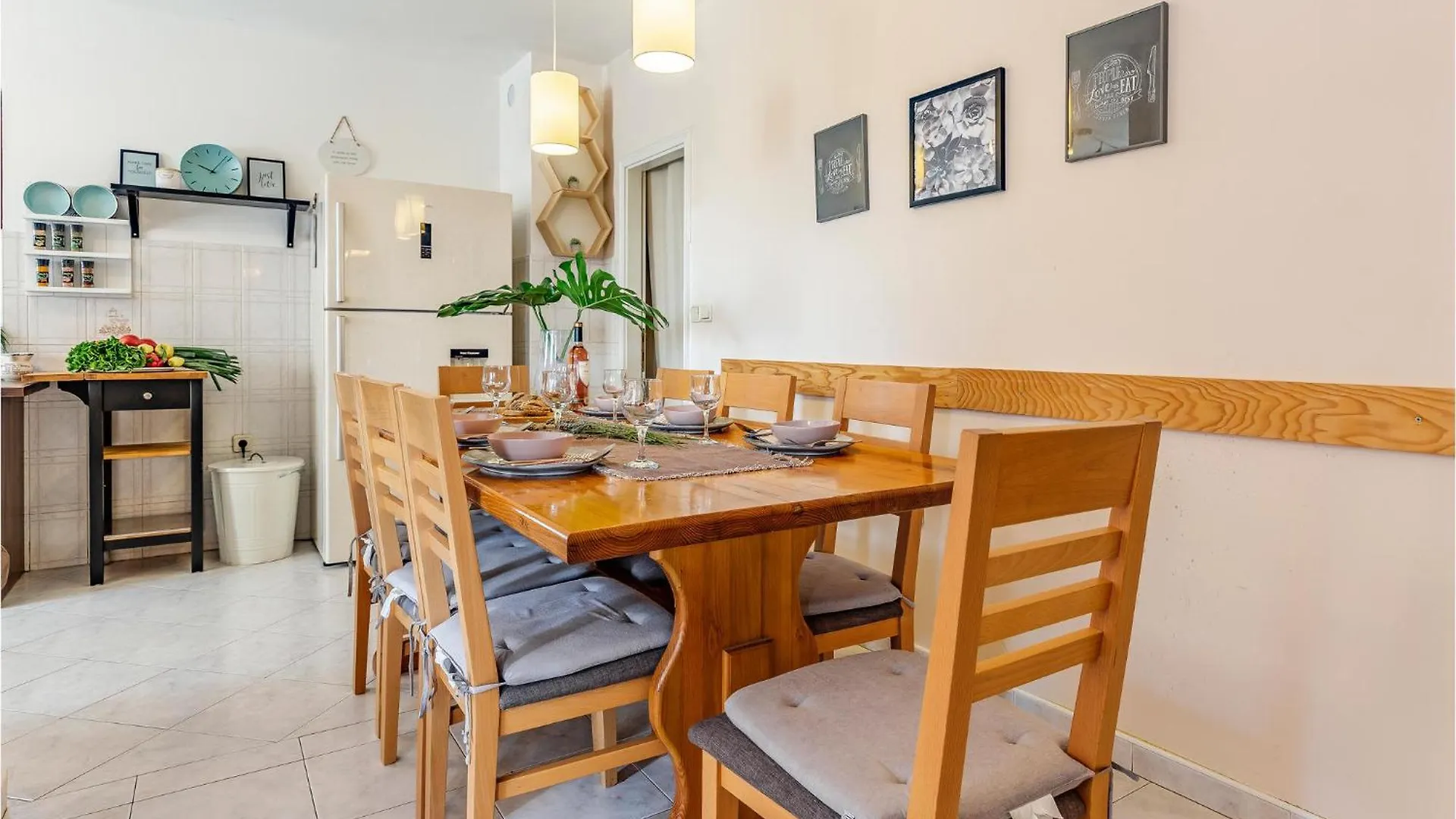 Gorgeous Home In Tinjan With Kitchen Casa de Férias