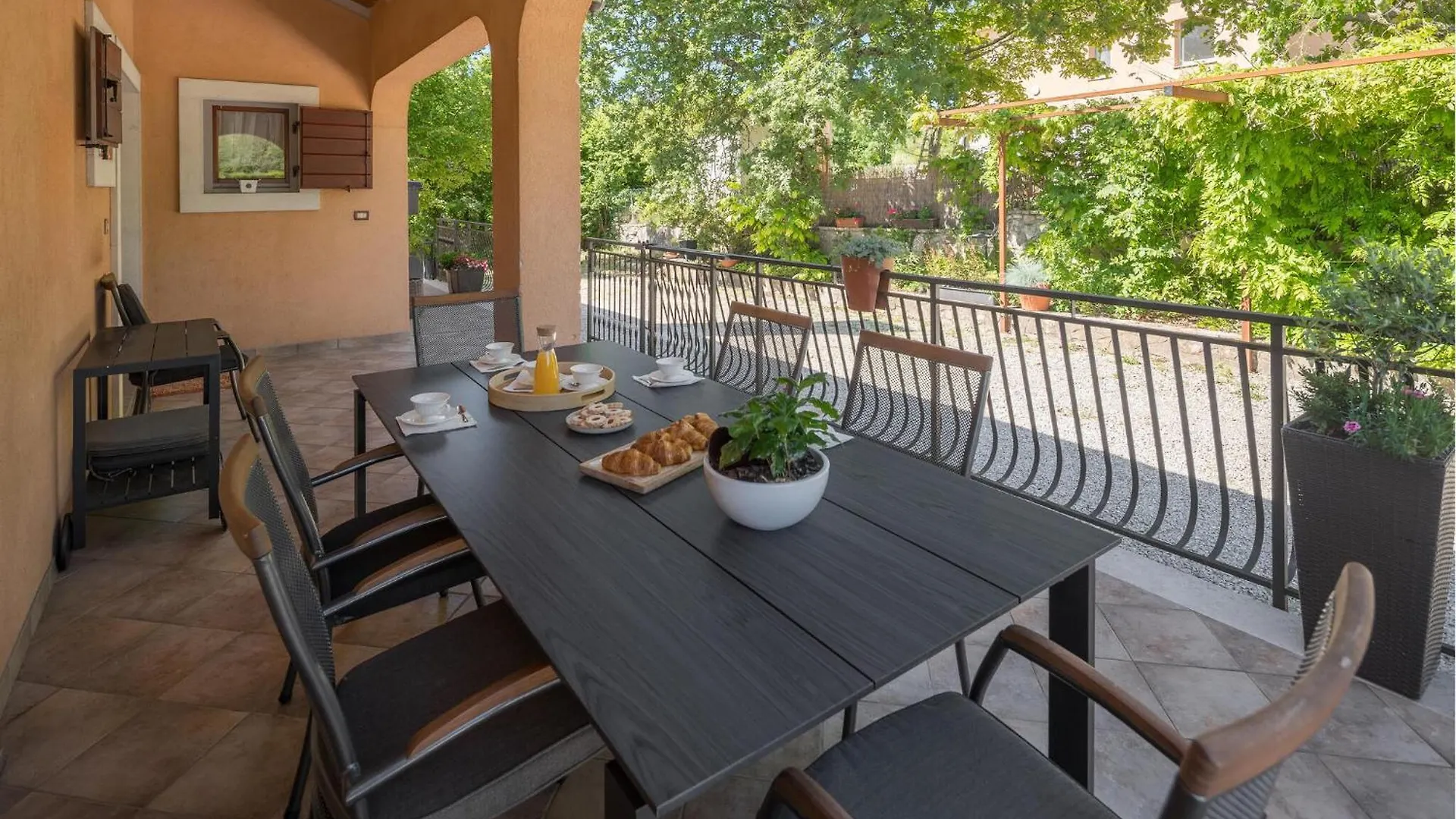 Gorgeous Home In Tinjan With Kitchen
