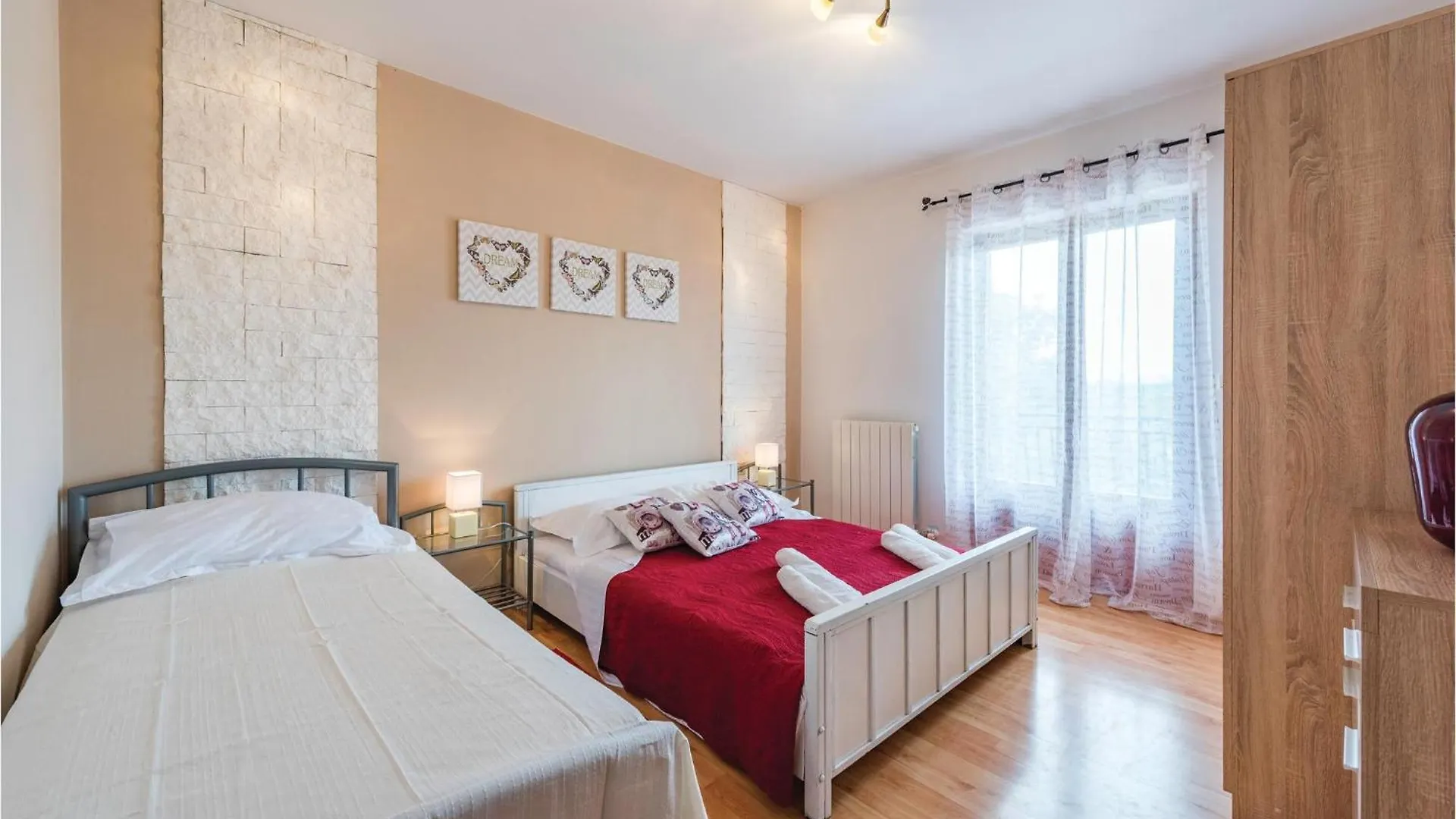 Gorgeous Home In Tinjan With Kitchen 0*,
