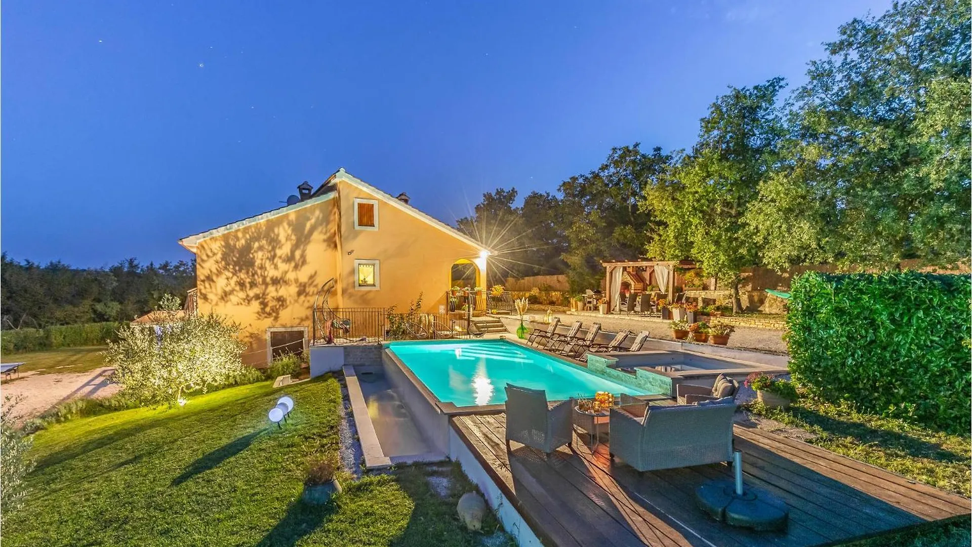 Gorgeous Home In Tinjan With Kitchen 0*,