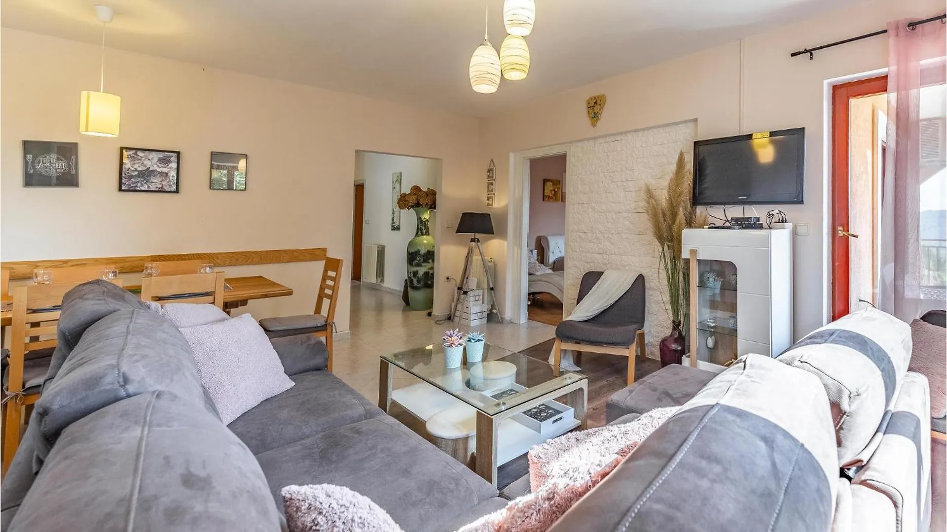 Gorgeous Home In Tinjan With Kitchen