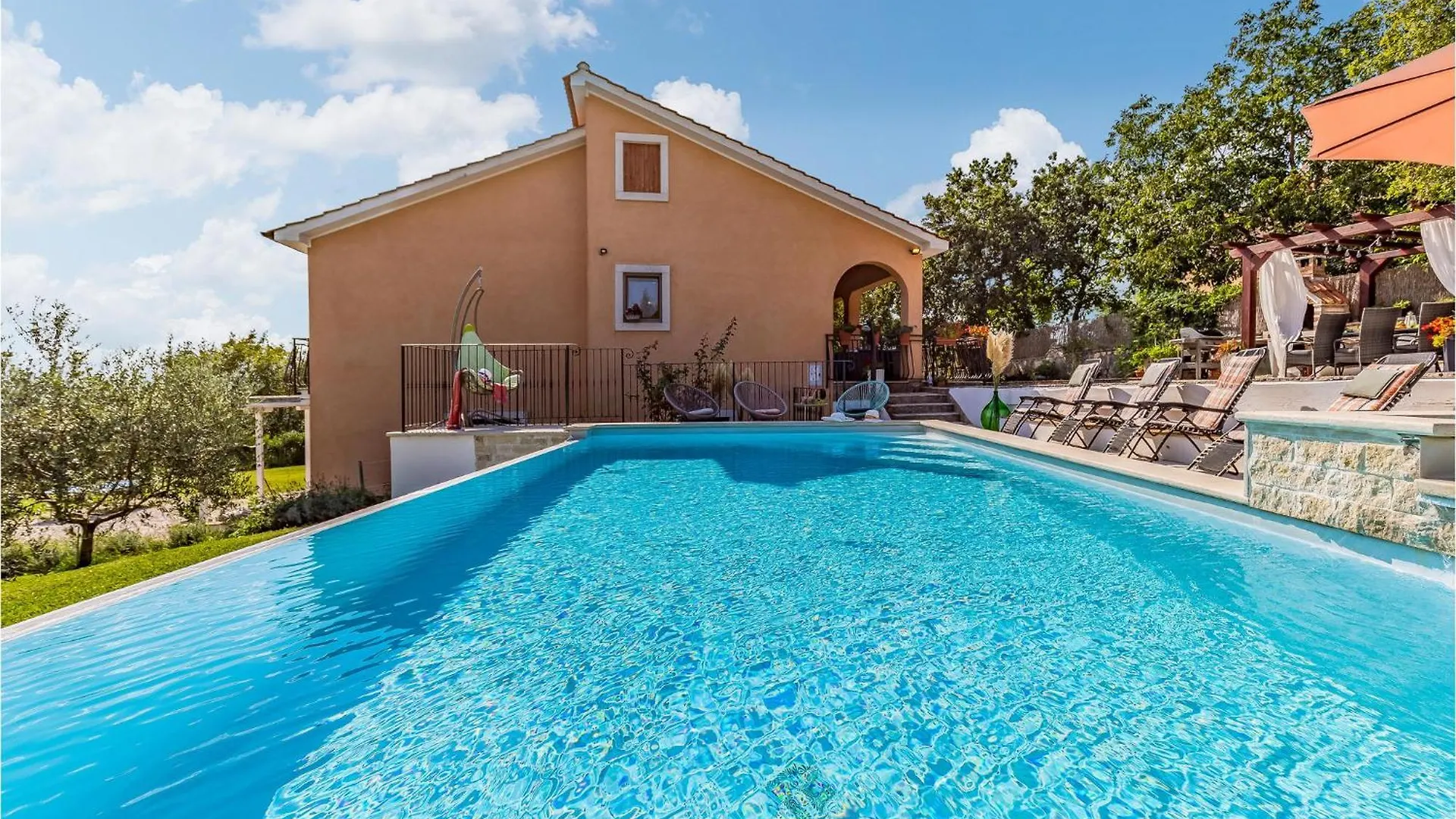 Gorgeous Home In Tinjan With Kitchen Croatia